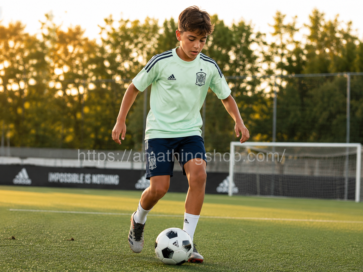 Camiseta entrenamiento Selección Española Adidas juvenil Adolescente entrenando fútbol con camiseta oficial Selección Española Adidas FI6276 verde menta
