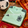 Camiseta oficial Selección Española Adidas regalo para joven aficionado Camiseta niño Selección Española Adidas FI6276 junto a balón y bufanda España para aficionados al fútbol