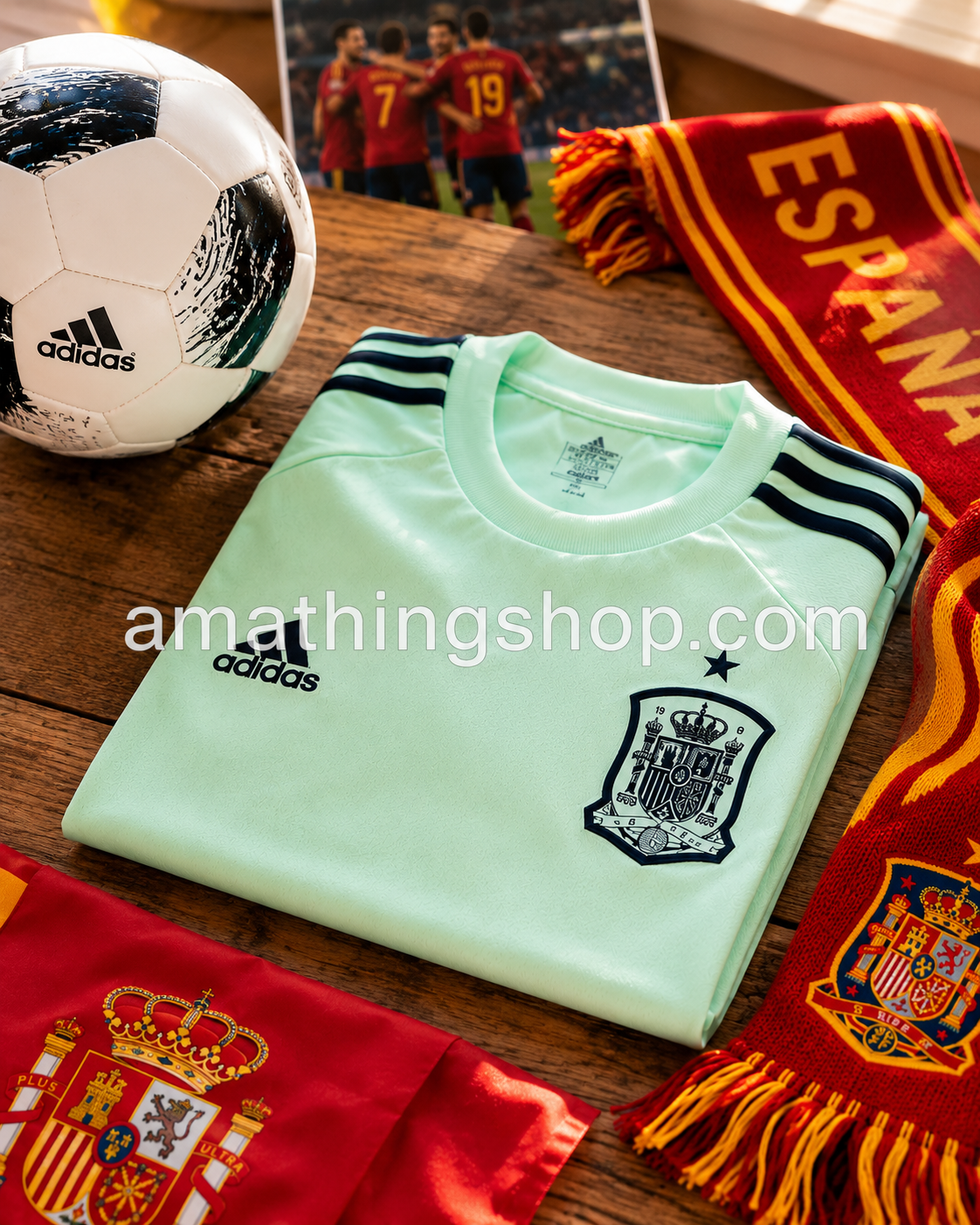 Camiseta oficial Selección Española Adidas regalo para joven aficionado Camiseta niño Selección Española Adidas FI6276 junto a balón y bufanda España para aficionados al fútbol