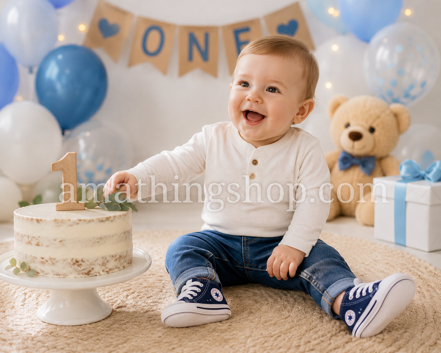 Converse First Star bebé azul en celebración de primer cumpleaños Bebé celebrando su primer cumpleaños con zapatillas Converse First Star azul marino en una fiesta infantil decorada en tonos azules.