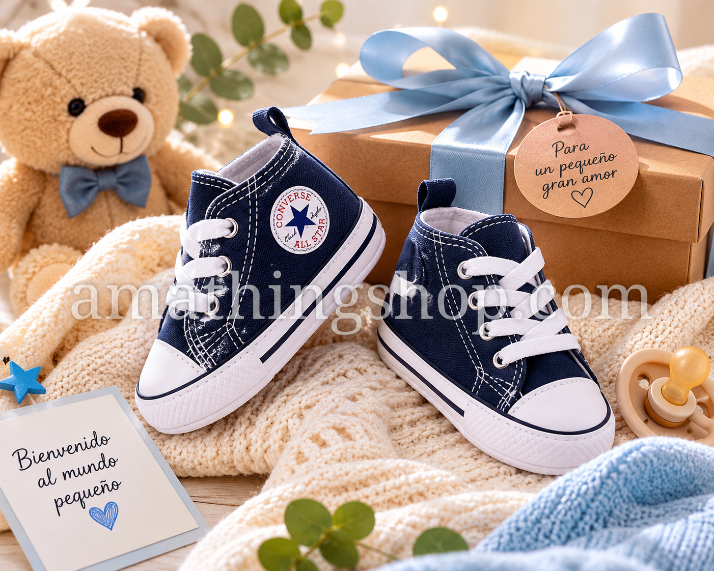 Converse First Star bebé azul como regalo de nacimiento Zapatillas Converse First Star azul marino para bebé presentadas como regalo de nacimiento sobre manta suave con lazo azul.