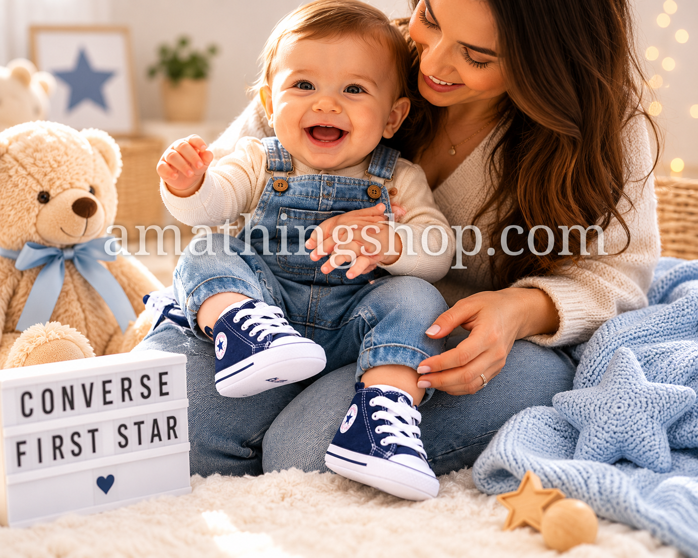 Zapatillas Converse bebé azul para baby shower y recién nacido Converse bebé azul vaquero junto a una caja regalo para recién nacido en ambiente cálido y familiar.