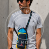 Hombre usando bandolera Nike Jordan portabotellas azul y amarillo tipo crossbody para gimnasio, viajes y uso diario urbano.