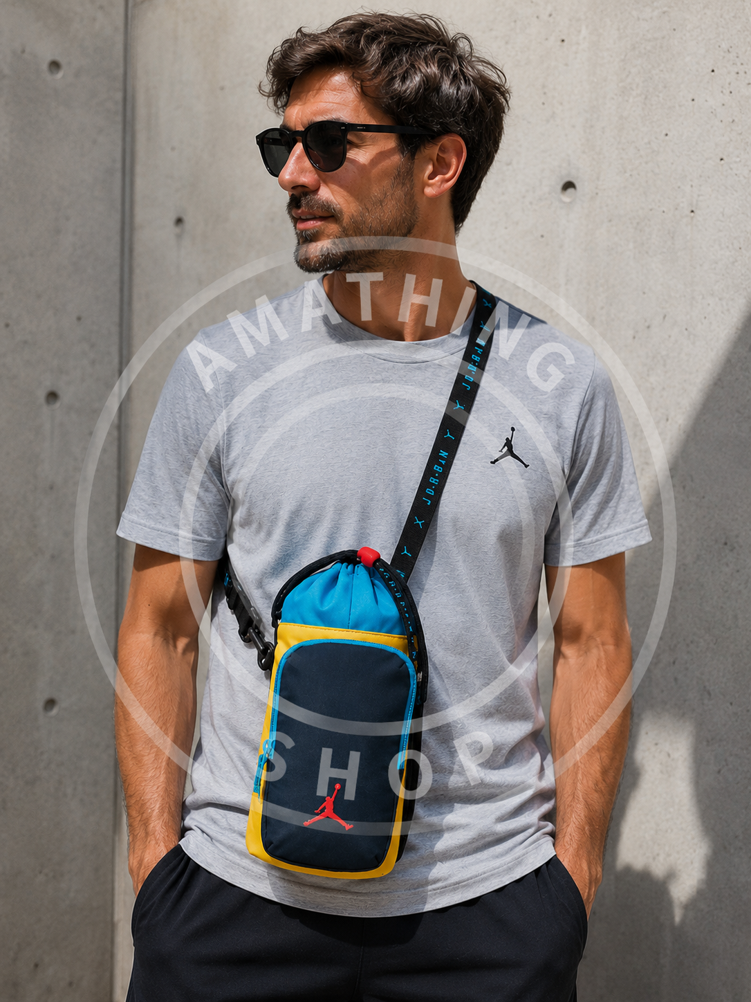 Hombre usando bandolera Nike Jordan portabotellas azul y amarillo tipo crossbody para gimnasio, viajes y uso diario urbano.