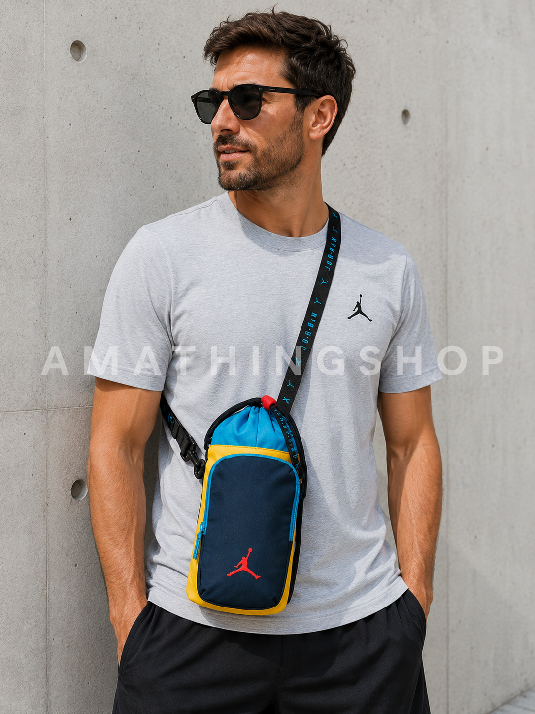 Hombre usando bandolera Nike Jordan portabotellas azul y amarillo tipo crossbody para gimnasio, viajes y uso diario urbano.
