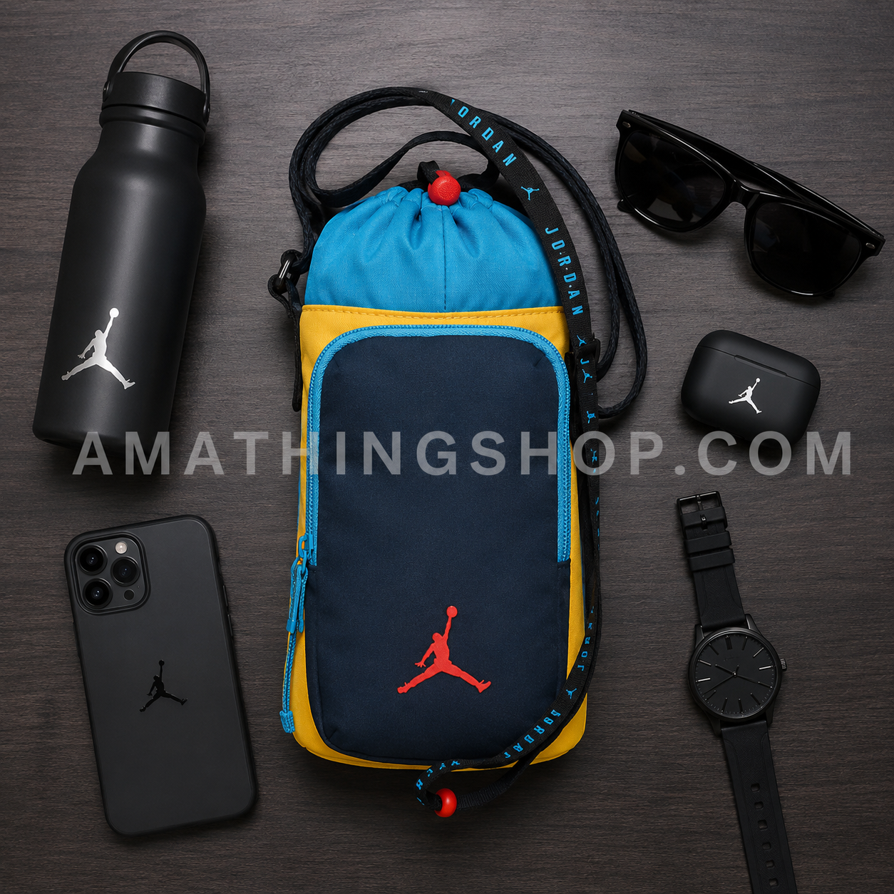 Bandolera Nike Jordan portabotellas azul y amarillo con botella, móvil, reloj y gafas en composición flat lay lifestyle.