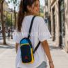 Mujer usando bandolera Jordan portabotellas estilo urbano lifestyle