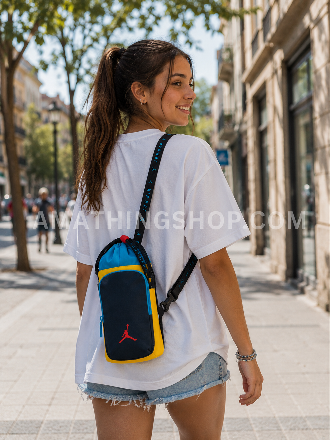 Mujer usando bandolera Jordan portabotellas estilo urbano lifestyle