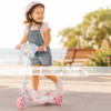 Niña usando patinete infantil rosa de 3 ruedas SAICA Sweet Rosa en paseo exterior soleado ideal para niñas de 3 años