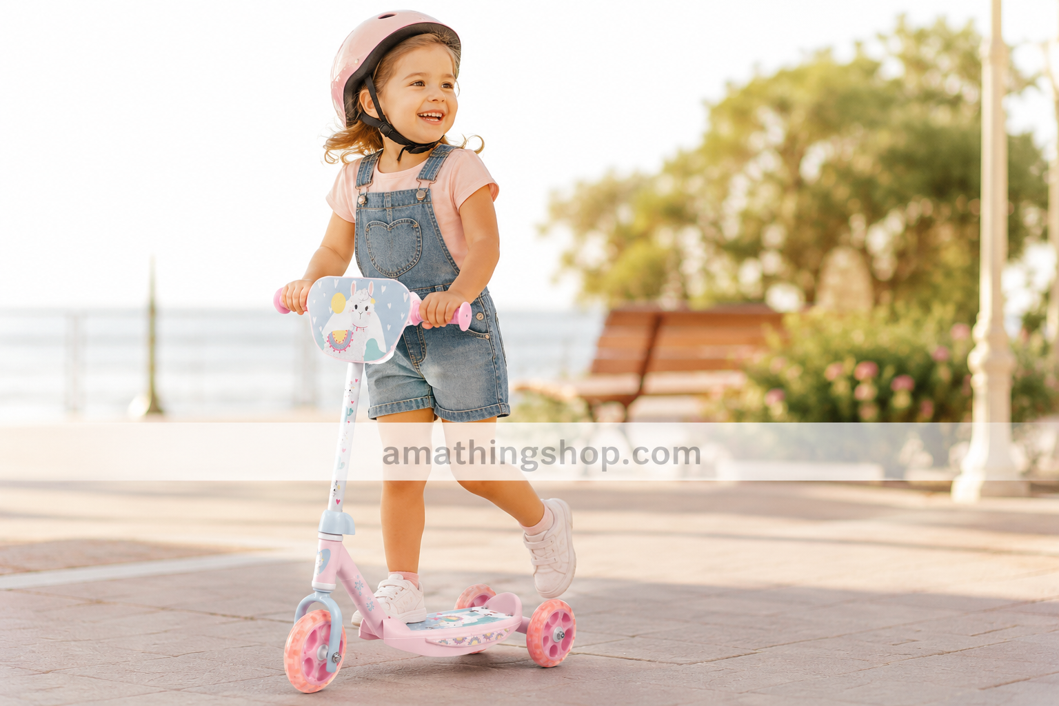 Niña usando patinete infantil rosa de 3 ruedas SAICA Sweet Rosa en paseo exterior soleado ideal para niñas de 3 años