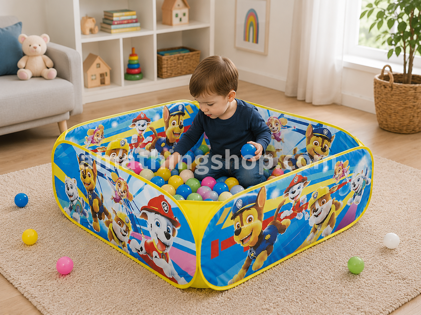 Niño pequeño jugando dentro de una piscina de bolas Paw Patrol en el salón de casa con pelotas de colores.