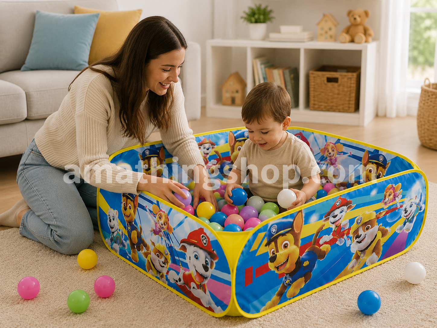 Madre jugando con un niño pequeño dentro de una piscina de bolas Paw Patrol con pelotas de colores en casa.