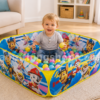Niño pequeño sentado dentro de una piscina de bolas Paw Patrol con 20 pelotas de colores, ideal para bebés y niños de 1 a 4 años.