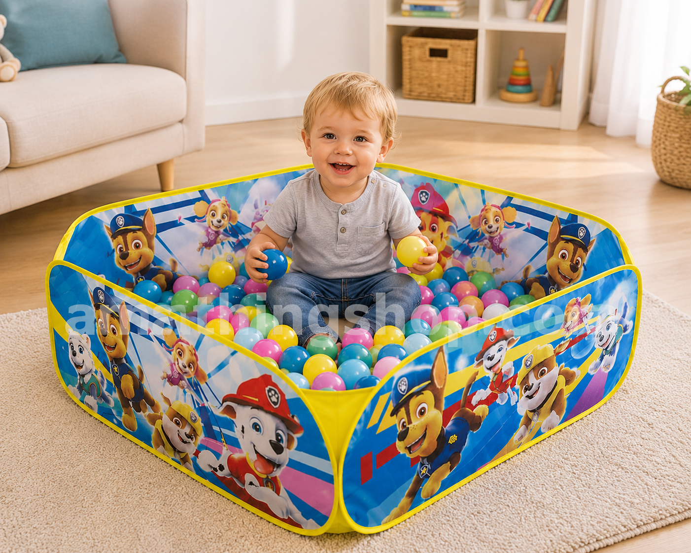 Niño pequeño sentado dentro de una piscina de bolas Paw Patrol con 20 pelotas de colores, ideal para bebés y niños de 1 a 4 años.
