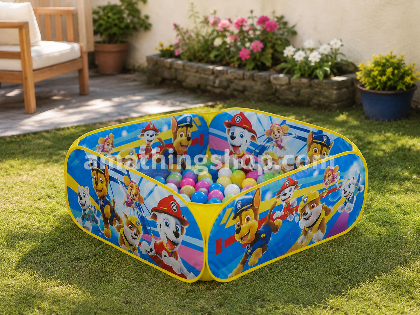 Piscina de bolas Paw Patrol con 20 pelotas de colores instalada en un jardín, ideal para niños pequeños y juego al aire libre.