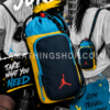 Póster lifestyle urbano de bandolera Nike Jordan portabotellas azul y amarillo con estilo gym y streetwear.