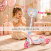 Niña feliz recibiendo un patinete infantil rosa SAICA como regalo de cumpleaños para 3 años