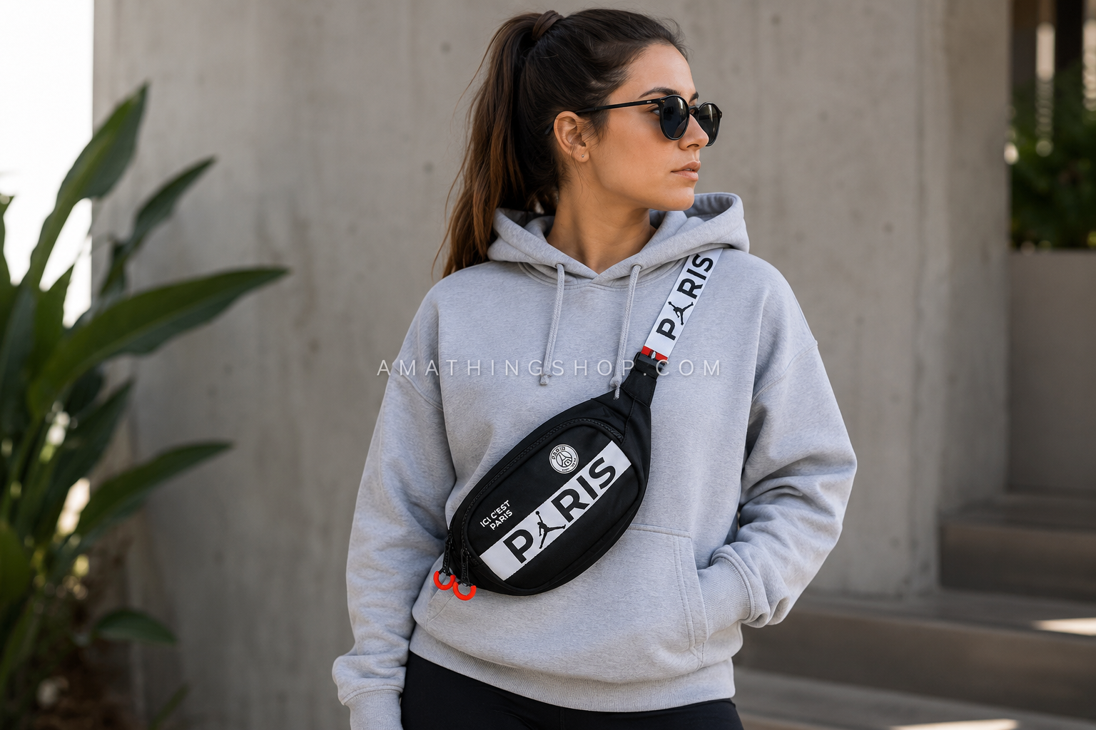 Mujer usando riñonera Jordan PSG negra unisex tipo crossbody en ambiente urbano lifestyle.