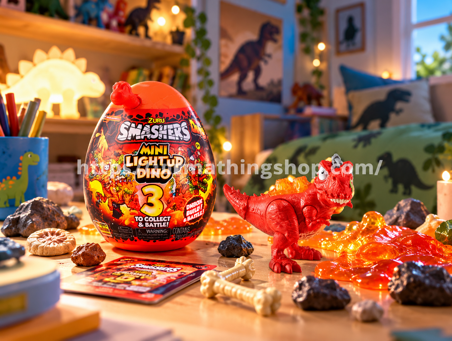 Huevo sorpresa ZURU Smashers Mini Light Up Dino junto a dinosaurio rojo y slime naranja sobre una mesa en habitación infantil