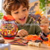 Niño jugando con dinosaurio de juguete junto al huevo sorpresa ZURU Smashers Mini Light Up Dino