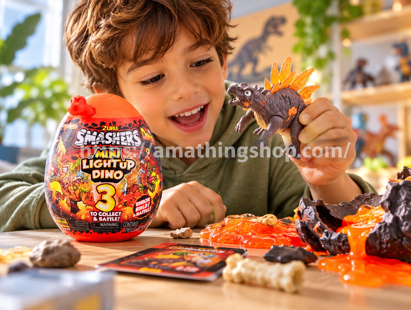 Niño jugando con dinosaurio de juguete junto al huevo sorpresa ZURU Smashers Mini Light Up Dino