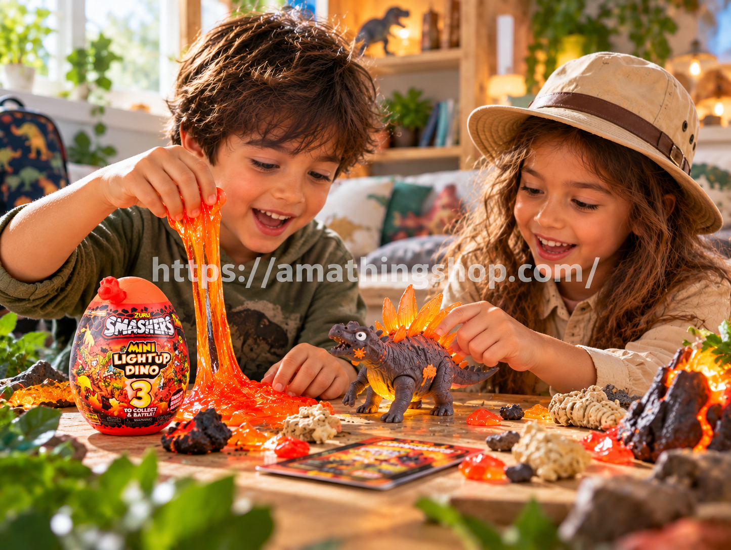 Niño y niña jugando con slime naranja y dinosaurio luminoso junto al huevo sorpresa ZURU Smashers Mini Light Up Dino