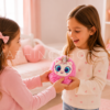 Dos niñas regalando el Distroller Neonato Uñicorñita Original Ñeoñitos
