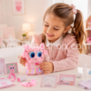 Niña jugando con el Neonato Distroller Mazapán Sigolishius Delishius Pompshius original de 18 cm en una habitación infantil
