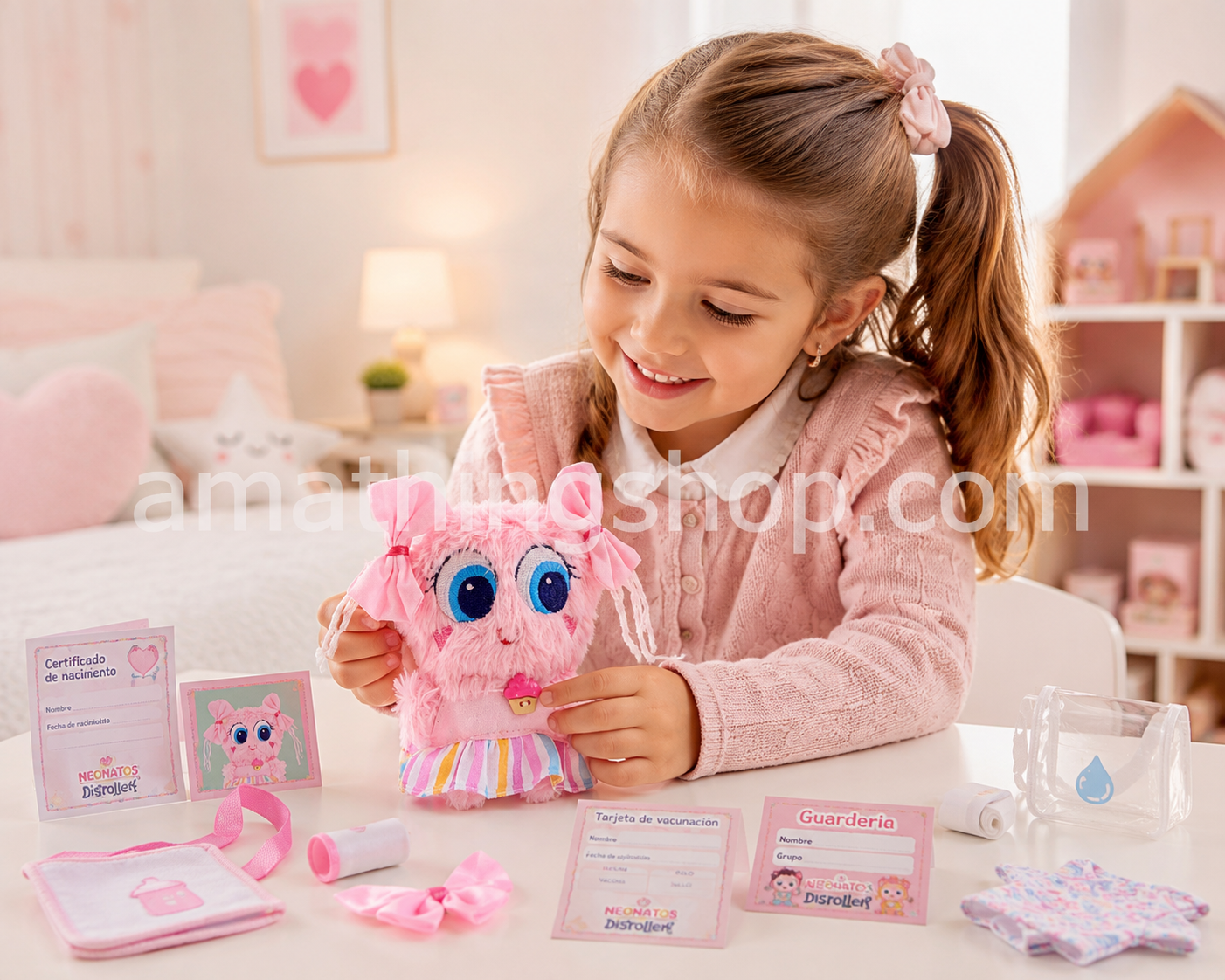 Niña jugando con el Neonato Distroller Mazapán Sigolishius Delishius Pompshius original de 18 cm en una habitación infantil