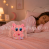 Neonato Distroller Mazapán Sigolishius Delishius Pompshius original de 18 cm junto a una niña durmiendo en una habitación infantil