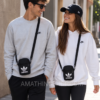 Hombre y mujer jóvenes paseando con bolso bandolera Adidas Originals Fest Bag EI7411 negro unisex pequeño, ideal para uso diario, viajes y estilo urbano.