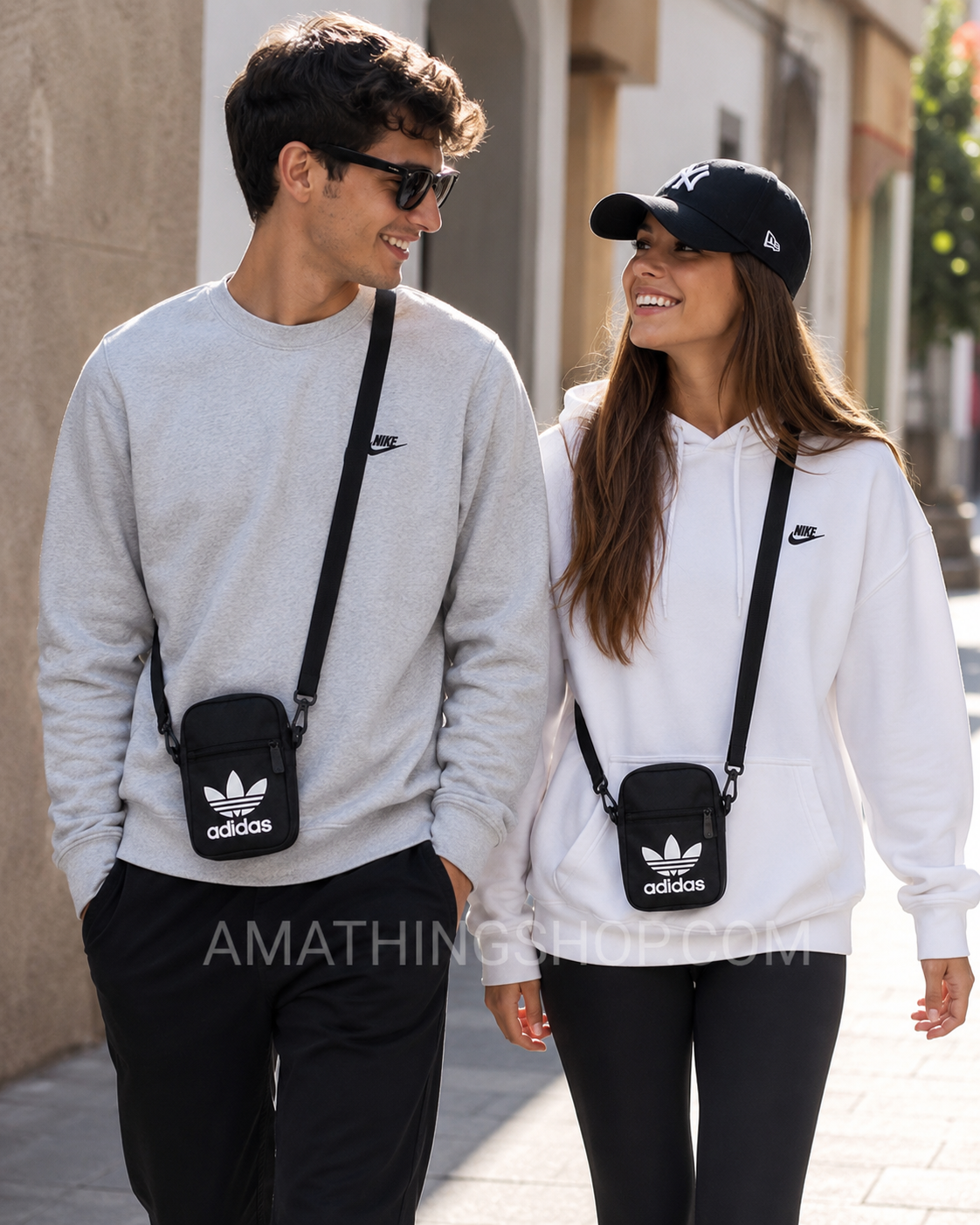Hombre y mujer jóvenes paseando con bolso bandolera Adidas Originals Fest Bag EI7411 negro unisex pequeño, ideal para uso diario, viajes y estilo urbano.