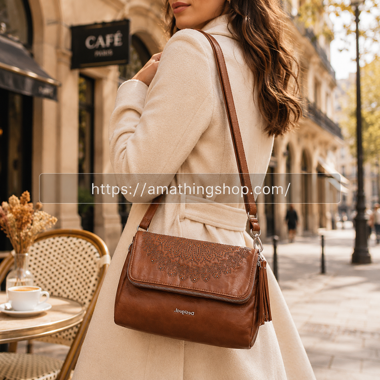Bolso Desigual mujer marrón bandolera premium en cafetería elegante estilo Pinterest urbano