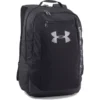 Vista lateral de la mochila Under armour hustle mostrando bolsillos para botellas