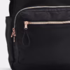 Detalle del bolsillo frontal de la mochila Under Armour Favorite negra con cremallera dorada