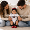 Padre y madre junto a un bebé vistiendo el conjunto original Nike Air Jordan de tres piezas con body blanco, gorro rojo y negro y patucos a juego modelo NJ0446-001