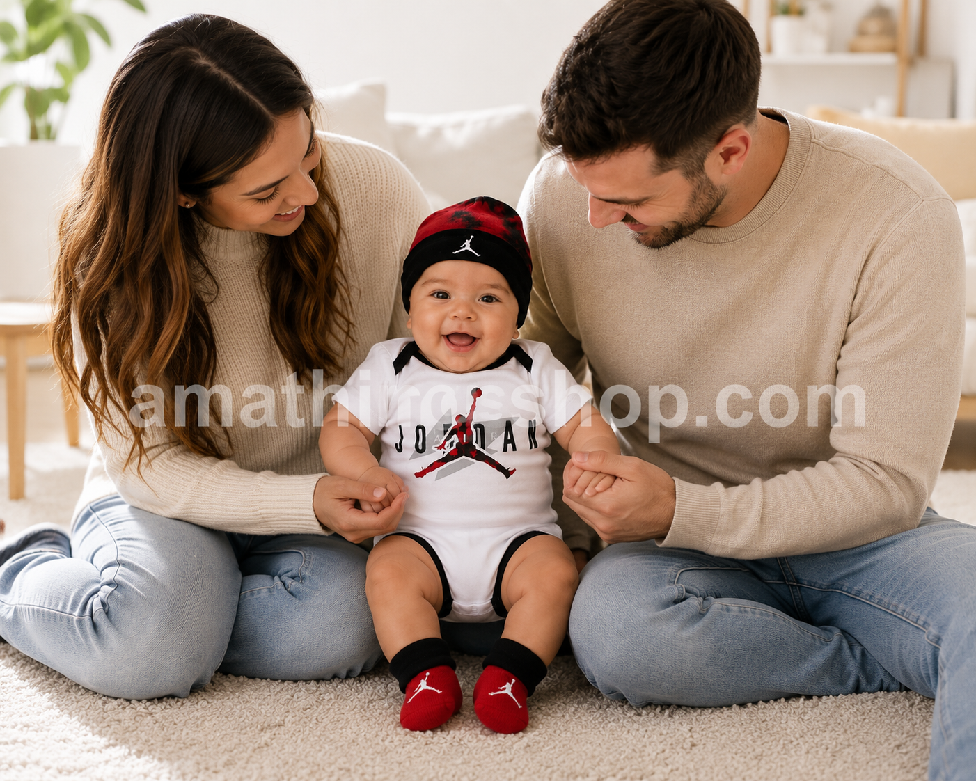 Padre y madre junto a un bebé vistiendo el conjunto original Nike Air Jordan de tres piezas con body blanco, gorro rojo y negro y patucos a juego modelo NJ0446-001