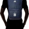 Hombre llevando mochila Adidas azul de la selección española en uso diario