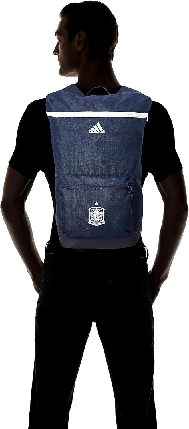 Hombre llevando mochila Adidas azul de la selección española en uso diario