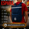Aficionado llevando mochila Adidas azul de la selección española cerca de estadio de fútbol