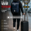 Hombre caminando en aeropuerto con mochila Adidas azul de la selección española y maleta