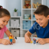 Niño y niña jugando con las figuras Space Jam LeBron James y Bugs Bunny Cowboy de 13 cm con accesorios originales