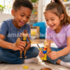 Niño y niña jugando con figuras Space Jam A New Legacy de LeBron James y Lola Bunny de 13 cm, set Moose Toys con accesorios para regalo infantil y colección.