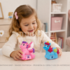 Niña de aproximadamente 3 años jugando con los unicornios VTech Tut Tut Animals Cometa y Fantasía sobre una mesa en una habitación infantil. Los juguetes aparecen con un tamaño proporcional y muestran luces, ruedas y diseño educativo para niños de 1 a 5 años.