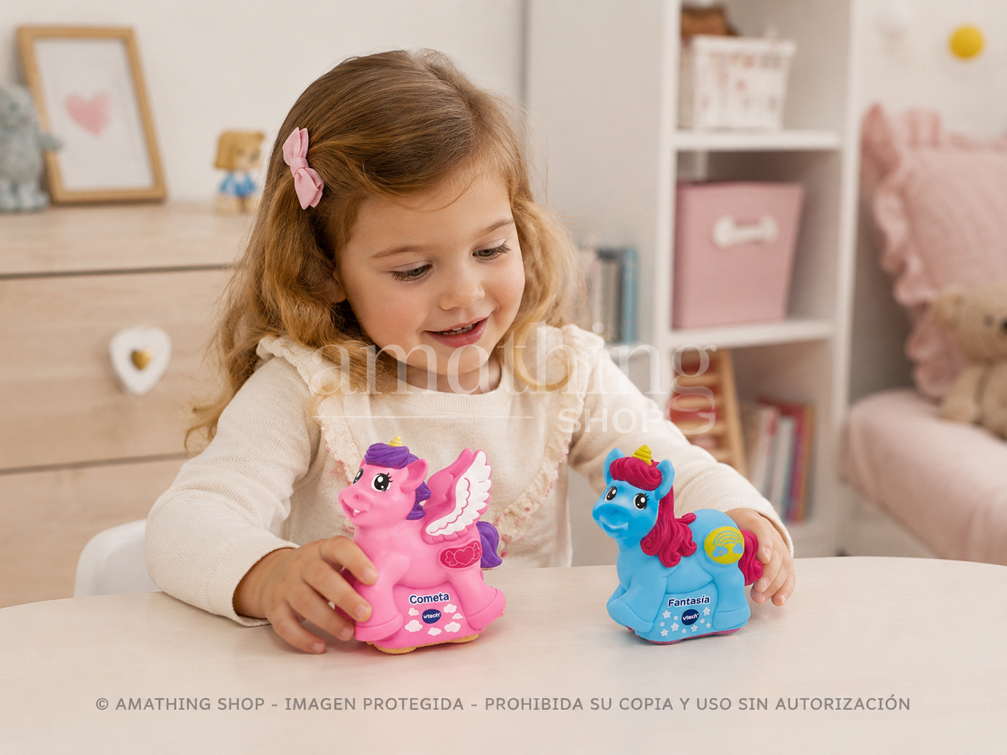 Niña de aproximadamente 3 años jugando con los unicornios VTech Tut Tut Animals Cometa y Fantasía sobre una mesa en una habitación infantil. Los juguetes aparecen con un tamaño proporcional y muestran luces, ruedas y diseño educativo para niños de 1 a 5 años.