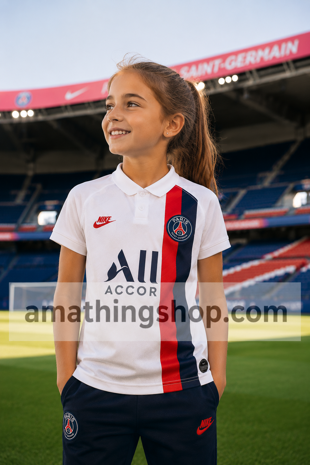 Niña con camiseta oficial PSG Nike blanca temporada 2019 2020 en estadio de fútbol con diseño deportivo infantil.