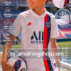 Niño con camiseta oficial Nike Paris Saint-Germain blanca 2019/20 en estadio de fútbol. Camiseta PSG infantil transpirable y cómoda para uso diario y entrenamientos.