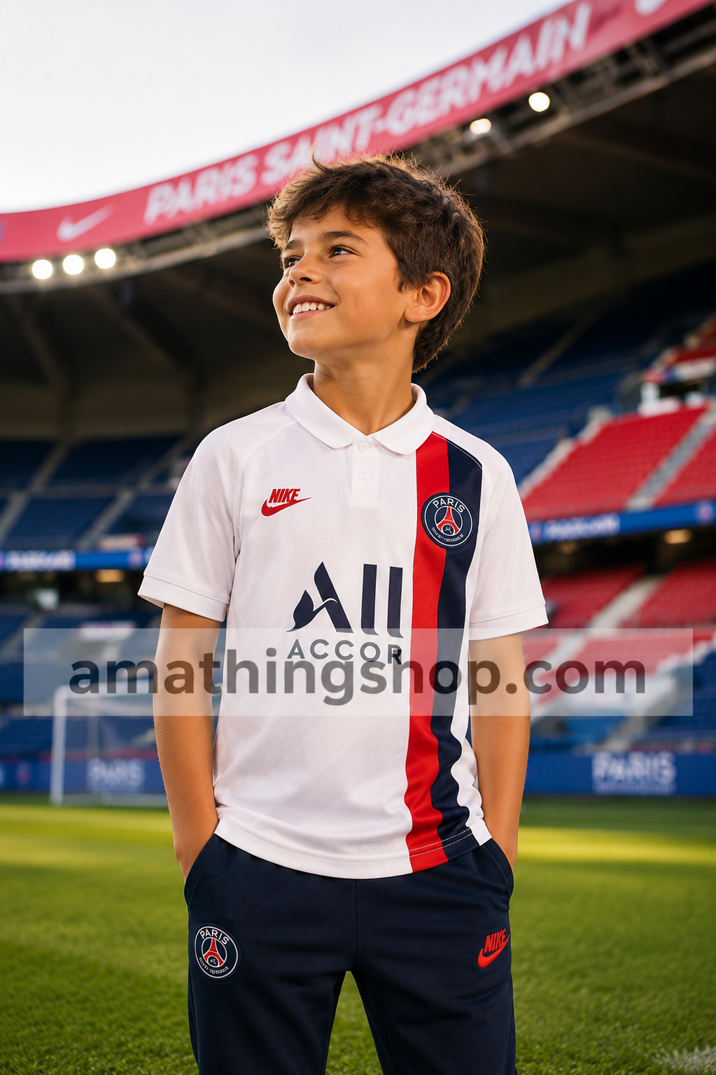 Niño con camiseta PSG Nike blanca oficial en estadio de fútbol con diseño deportivo infantil transpirable.