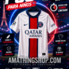 Póster de camiseta oficial PSG Nike para niño con fondo estilo Champions League y oferta limitada en ambiente deportivo moderno.