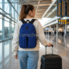 Mochila ligera Vans azul marino en aeropuerto moderno lifestyle premium